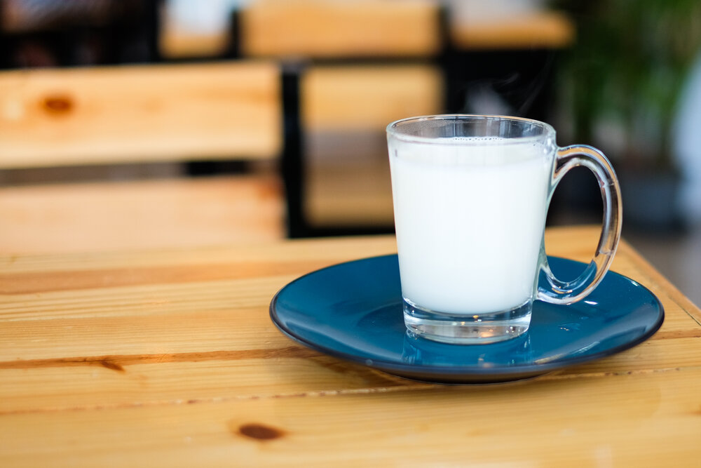 آیا نوشیدن شیر گرم می تواند به بهتر خوابیدن کمک کند؟
