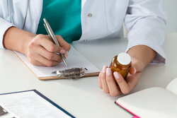 ثبت نمره منفی برای پزشکان با تجویز داروهای خارجی 