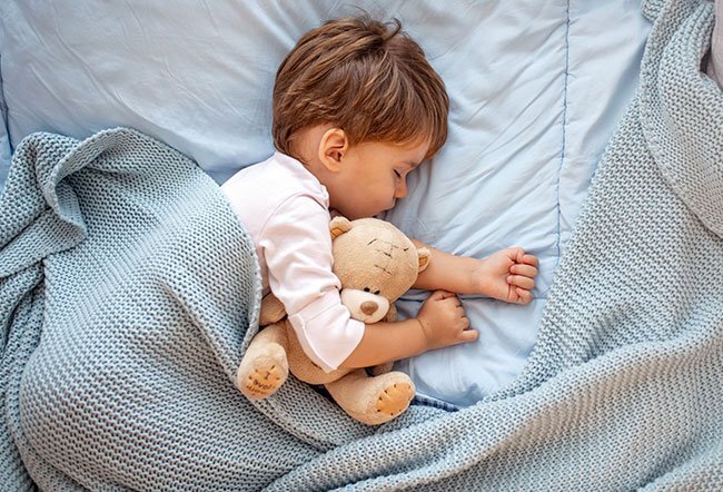 چطور بچه‌ها را به تنها خوابیدن عادت دهیم؟