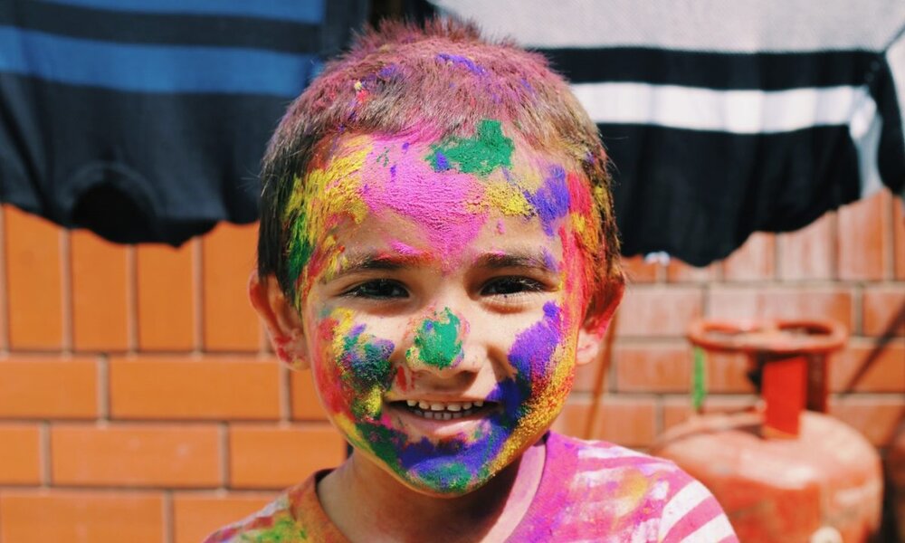 با کودکی که صورتش را رنگ می‌کند چه کنیم؟