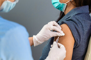 تزریق واکسن کرونا چه تاثیری بر قاعدگی خانم‌ها دارد؟