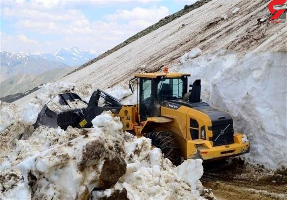 درگیری هزاران نفر با برف، کولاک و یخبندان