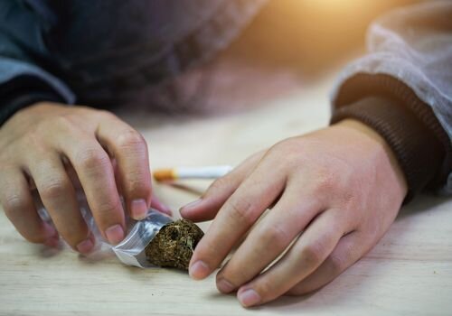 شدت مصرف ماری‌جوانا در حال افزایش و سن مصرف رو به کاهش است