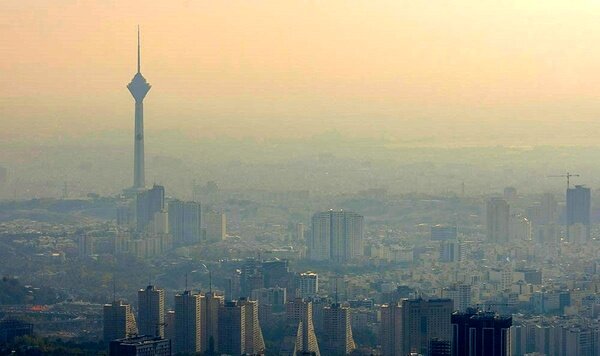 هوای تهران آلوده است/ وضعیت قرمز ۱۵ ایستگاه