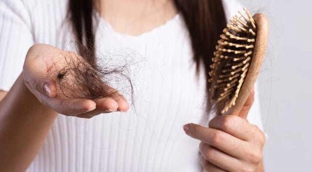  چه چیزی باعث ریزش مو در زنان می شود؟