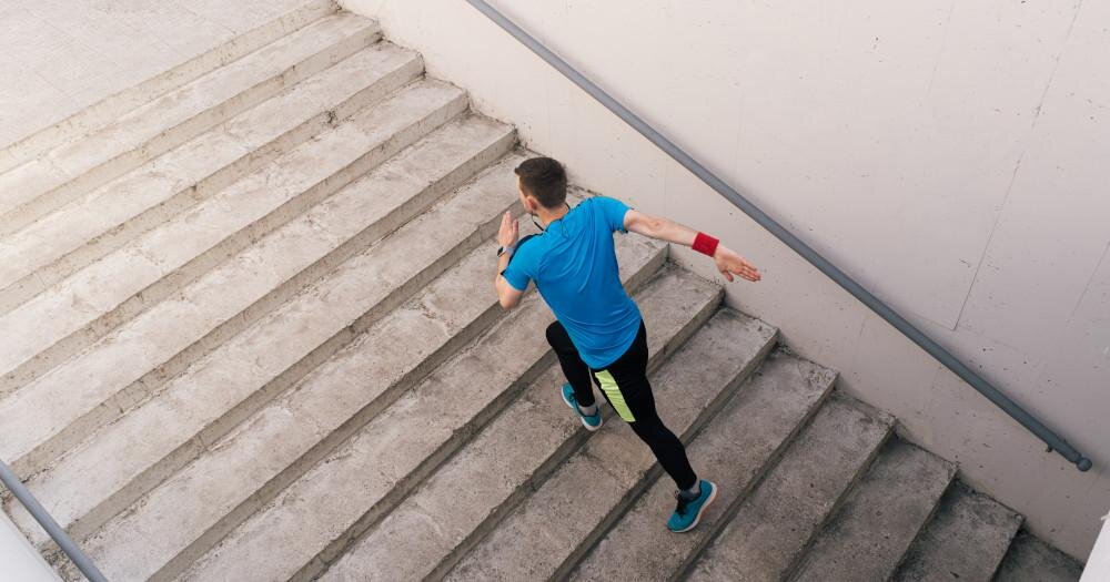 چرا بالارفتن از پله‌ها باعث تپش قلبتان می‌شود؟ 