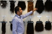 یک خریدار مو: برخی از مادران به دلیل نیاز مالی، موی دختران خود را می‌فروشند