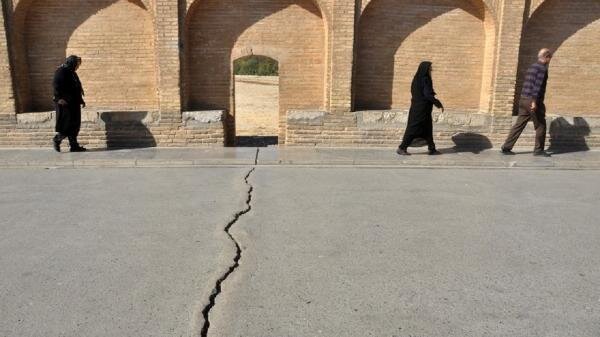 فرونشست اصفهان در مرحله خطرناک؛ -خشکی زاینده رود بحران را تشدید کرد 