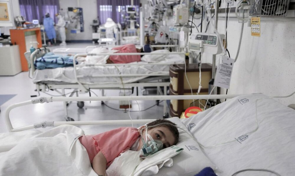 عکس/ چادرخوابی همراهان بیماران بیمارستان کودکان تهران 
