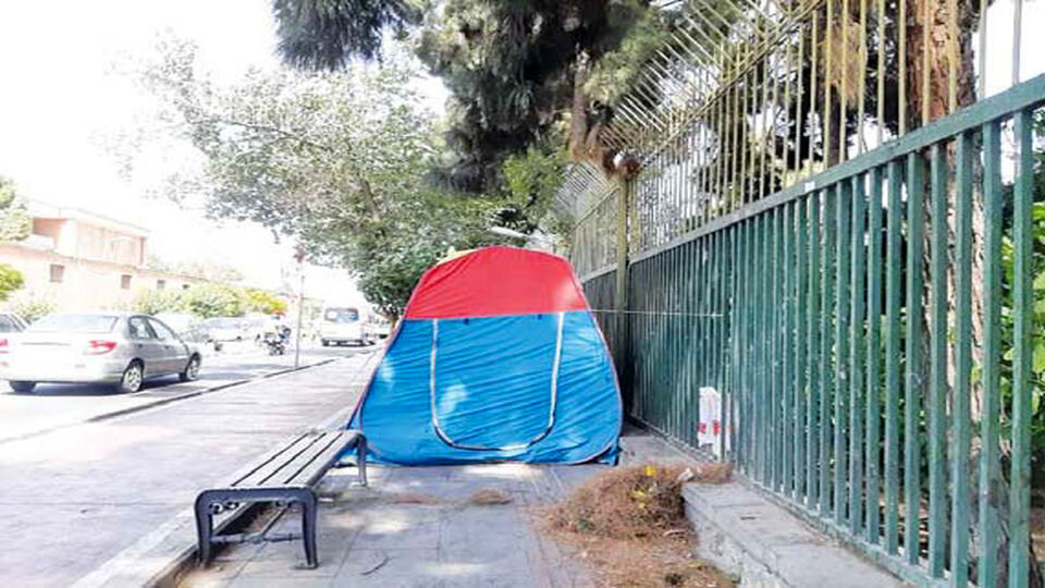 چادر زدن پشت درهای بیمارستان ! چادر زدن پشت درهای بیمارستان !