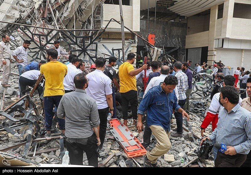 مردم عصبانی، همچنان در جست و جوی اجساد مردم عصبانی، همچنان در جست و جوی اجساد