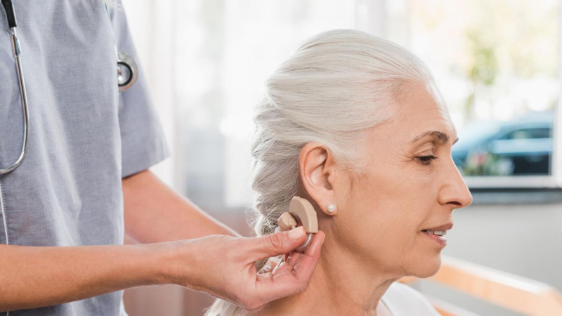 بهترین شرکت برای تهیه سمعک (سمعک قلهک)