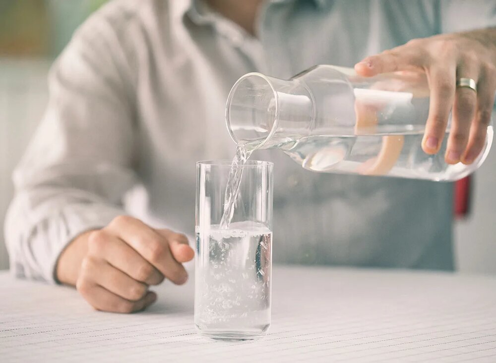 افراد دارای سنگ‌کلیه در تابستان باید چه مقدار آب بنوشند؟