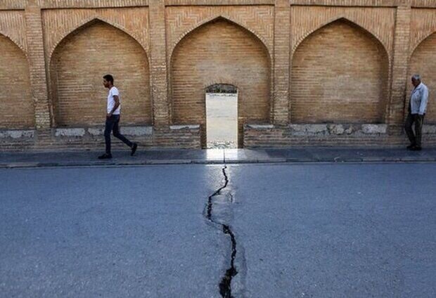 شکاف زمین ، تمام بافت تاریخی شمال اصفهان را تهدید می‌کند