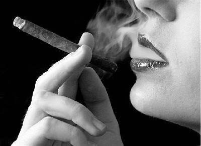 اعتراض نهفته زنان با سیگار کشیدن