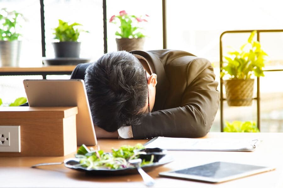 دلیل خوابآلودگی بعد خوردن ناهار دلیل خوابآلودگی بعد خوردن ناهار