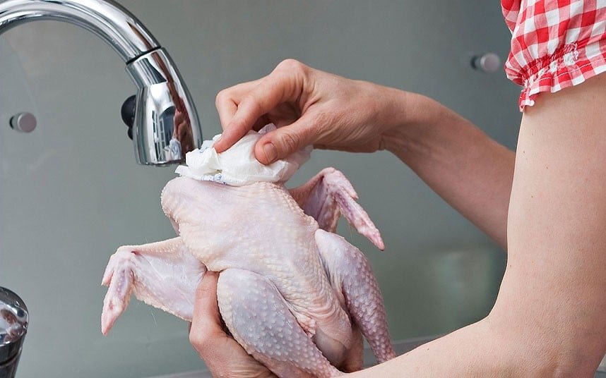 آیا شست‌وشوی مرغ بیماری‌زاست