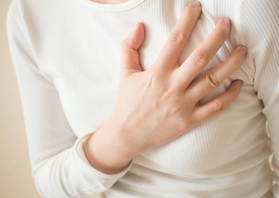 علت درد سینه چیست و به چه پزشکی باید مراجعه شود؟