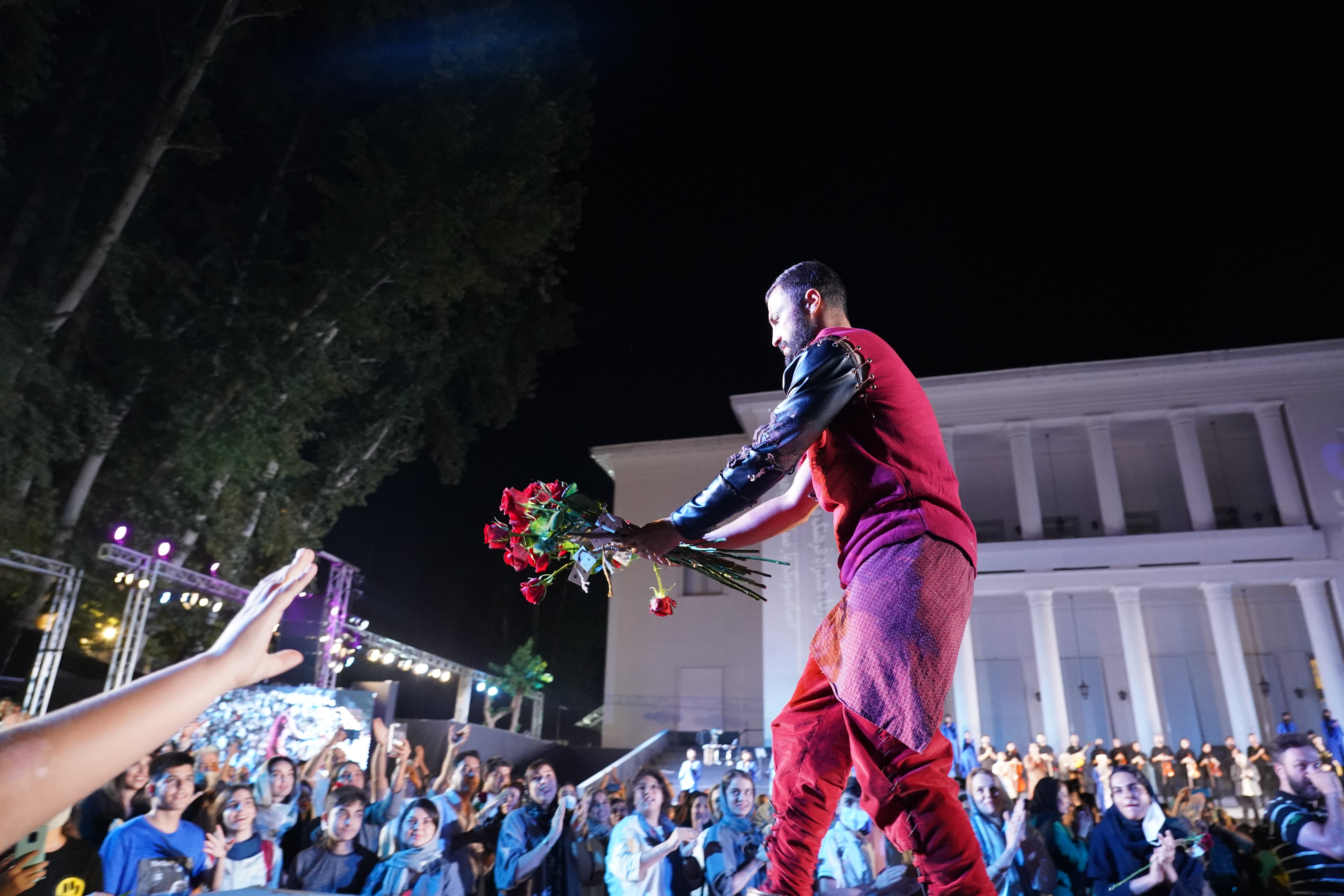 اجرای اختصاصی کنسرتنمایش سیصد برای کادر درمان با حمایت داریا همراه