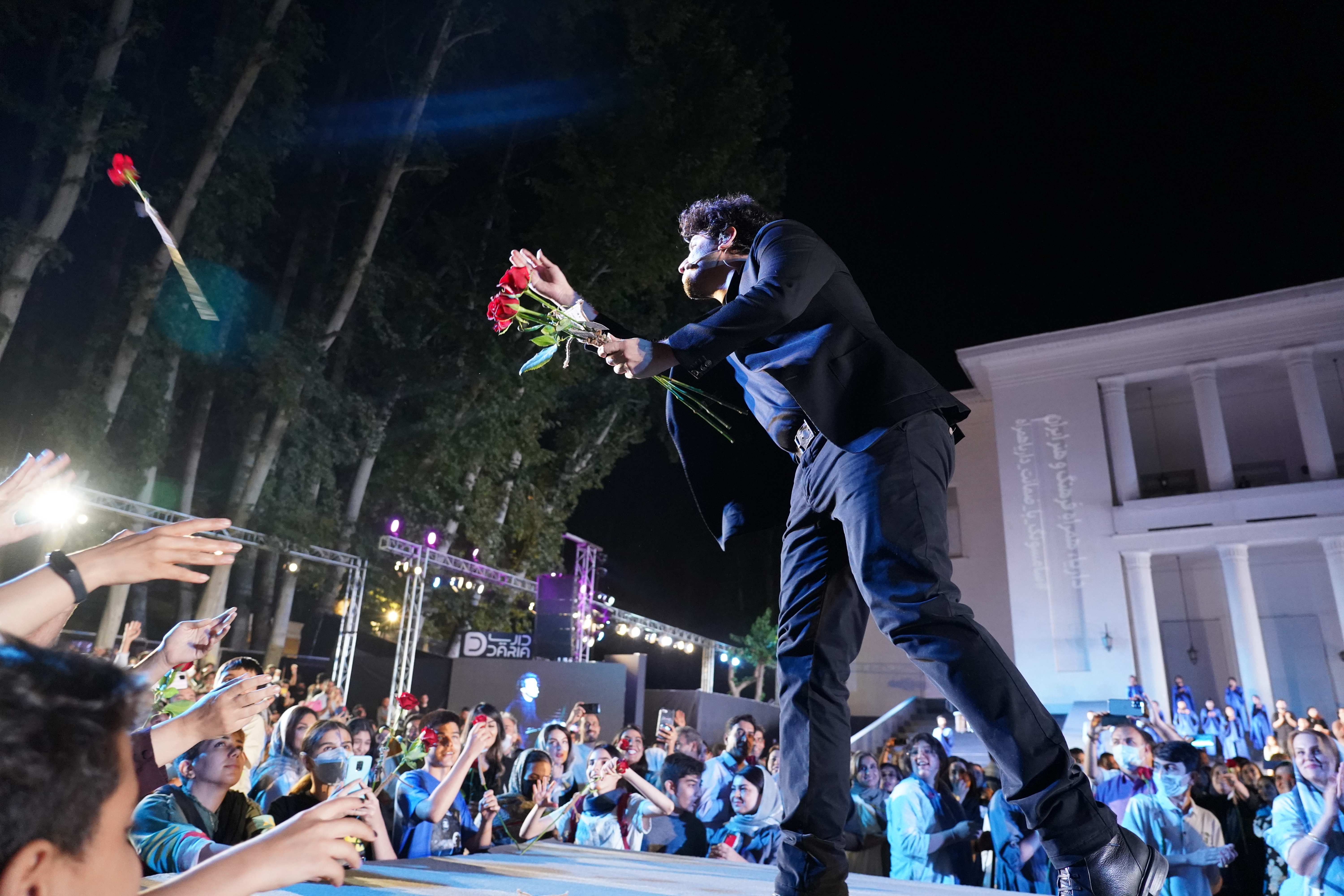 اجرای اختصاصی کنسرتنمایش سیصد برای کادر درمان با حمایت داریا همراه