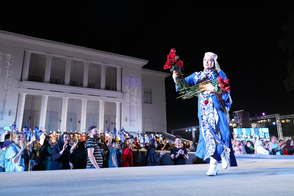 اجرای اختصاصی کنسرتنمایش سیصد برای کادر درمان با حمایت داریا همراه اجرای اختصاصی کنسرتنمایش سیصد برای کادر درمان با حمایت داریا همراه