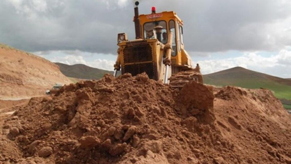 "خاک خواری" و لگدمال شدن خاک زیر چرخ های ماشین توسعه/ کارگزار خاک در ایران کدام سازمان است؟!