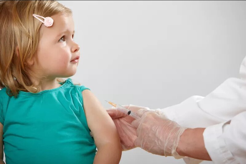 تورم، درد و تب از عوارض واکسن ۶ سالگی است