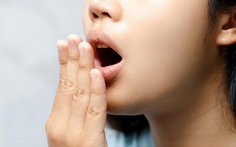 علت بوی بد دهان و مواد غذایی از بین برنده آن