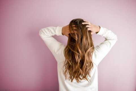 آبرسانی به مو در خانه با این ۲۸ روش ساده و کارآمد!