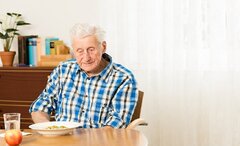 دلایل کم اشتهایی سالمندان/ تغذیه افراد مسن چگونه باشد