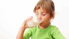 خوردن شیر داغ قبل از خواب برای کودکان ممنوع!