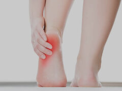 علائم مشکلات کبدی در کف پاها چیست؟