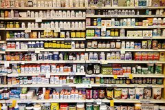 چرا برخی داروخانه‌ها بیشتر از دارو ویتامین می‌فروشند؟