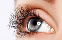 هشدارهای یک چشم‌پزشک درباره استفاده از لنزهای زیبایی و کاشت مژه