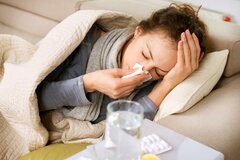 بیمار مبتلا به آنفلوانزا با چه علائمی باید به پزشک مراجعه کند