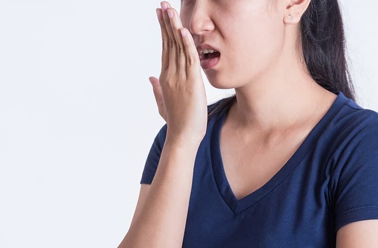 مهم ترین علل بوی بد دهان و راهکارهای رفع آن