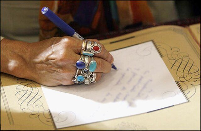 تمایل زنها به فالگیری بیشتر است تمایل زنها به فالگیری بیشتر است