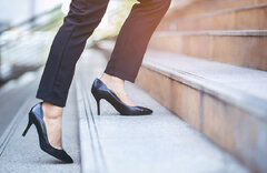 اجتناب از کفش پاشنه بلند برای بانوان/ کفش مناسب، بهترین راهکار برای صافی کف پا