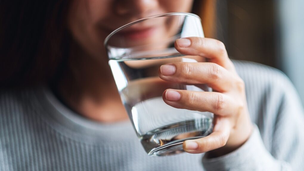 یک روش ساده برای اینکه بدانید بدنتان به میزان کافی آب دارد یا نه؟