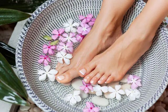 بهترین گیاهان برای حمام پا بهترین گیاهان برای حمام پا