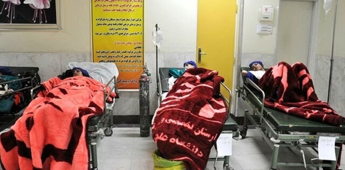 والدین دانش آموزان مسموم شده در قم: تا وقتی علت مسمومیت مشخص نشده، مدارس را تعطیل کنید والدین دانش آموزان مسموم شده در قم: تا وقتی علت مسمومیت مشخص نشده، مدارس را تعطیل کنید