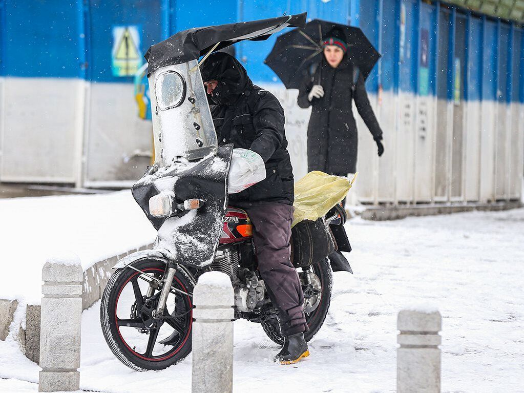 معابر تهران لغزنده است؛ از موتورسیکلت استفاده نکنید!