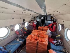 انتقال هوایی بسته‌های غذایی و امدادی به مناطق محاصره در برف چهارمحال و بختیاری