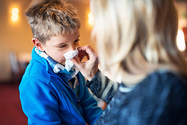 علائم آلرژی در کودکان چیست و چگونه کاهش می‌یابد؟