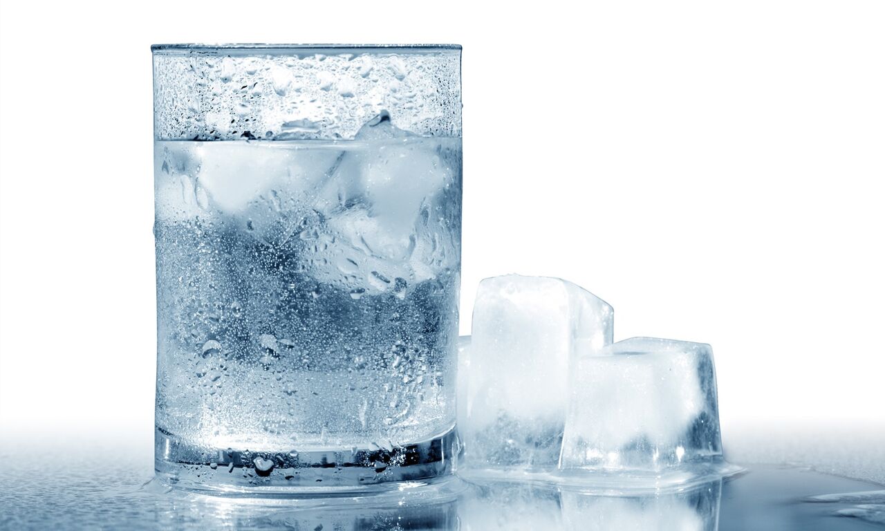 مضررات نوشیدن آب یخ در وعده افطار