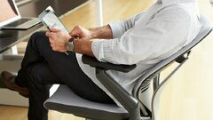 ۷ عادت زیان‌آور موقع نشستن روی صندلی