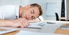 چرا خوابیدن سر کار مفید است؟