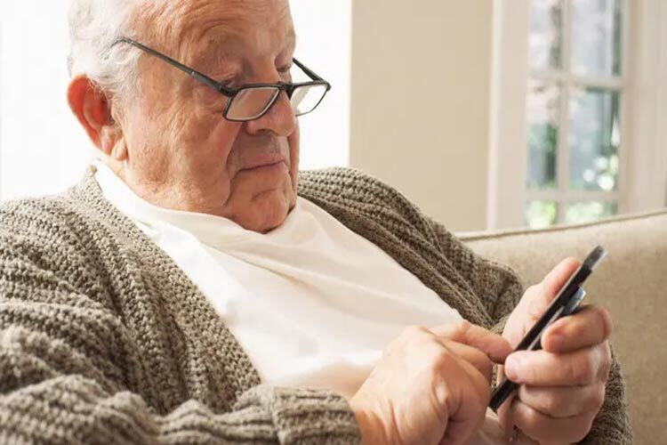استفاده روزانه از اینترنت توسط سالمندان و پیشگیری از آلزایمر