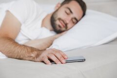 در هنگام خواب شب باید موبایل حداقل یک متر از سر دور باشد!