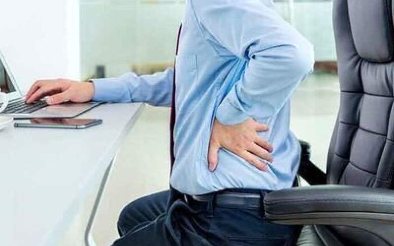 تبعات پشت میزنشینی؛ از آسیبهای مفصلی تا اختلالات قلبی و عروقی تبعات پشت میزنشینی؛ از آسیبهای مفصلی تا اختلالات قلبی و عروقی